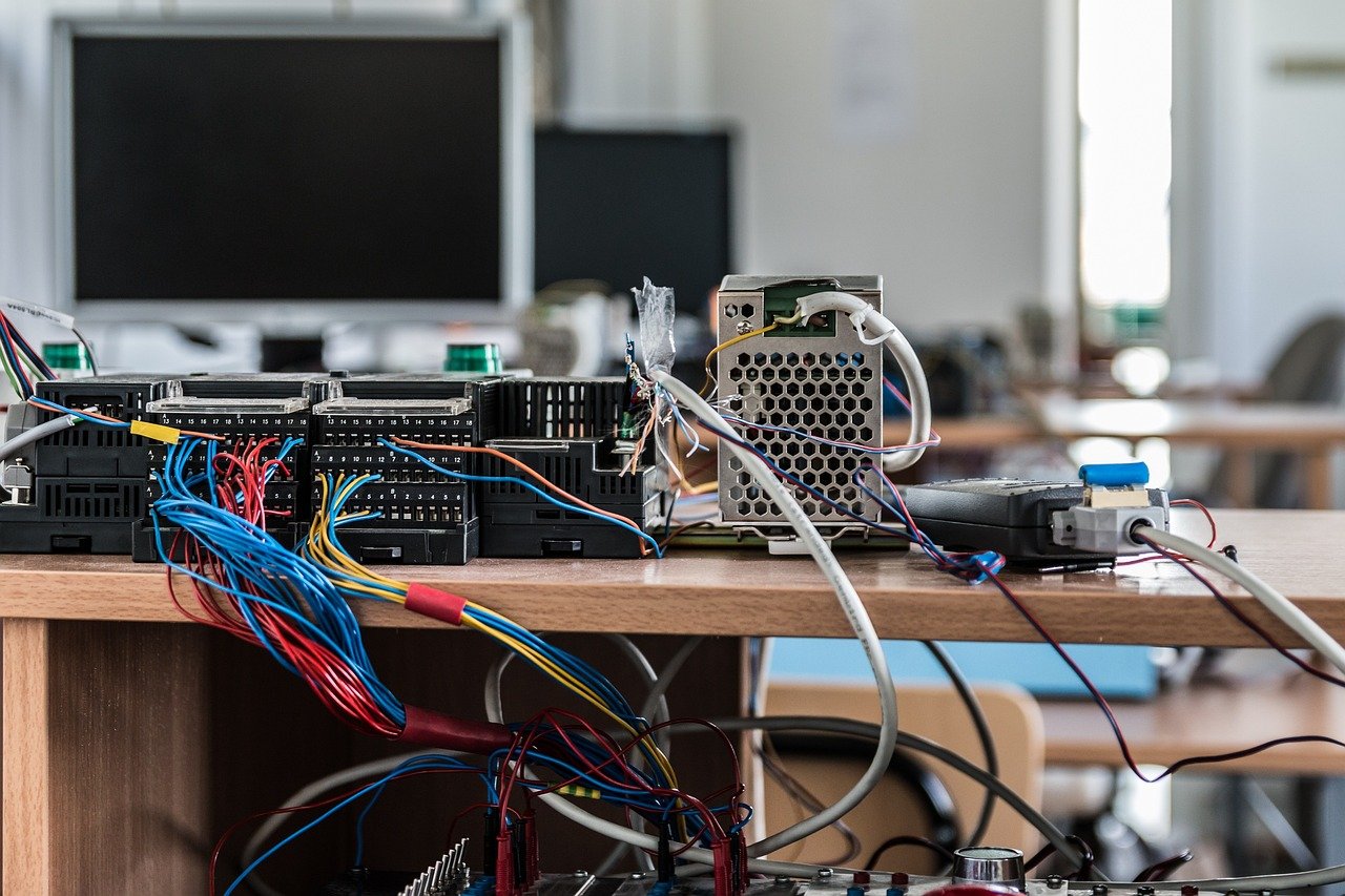 A Empresa mesa com plc, tecnologia e eletrônicos